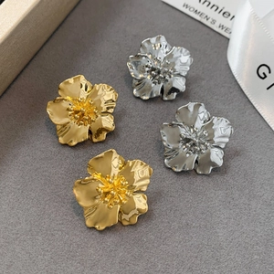 Boucles D Oreilles Fleur Cuivre Plaqué Or 18K Pétale Texturé 3D Métallique Bijoux Vintage Pour Femmes