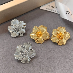 Boucles d'oreilles fleurs élégantes en métal avec texture de pétales dorés et argentés