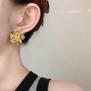 Boucles d'oreilles fleurs dorées élégantes avec texture 3D pour un look rétro français chic