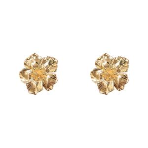 Boucles d'oreilles fleurs dorées élégantes avec texture de pétale et fini métallique