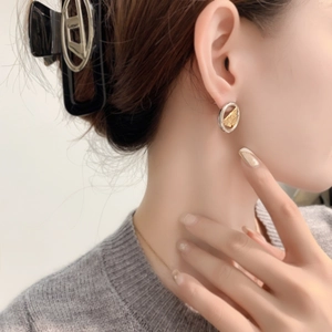 Boucles d'oreilles minimalistes bicolores avec insert doré texturé et anneau argenté