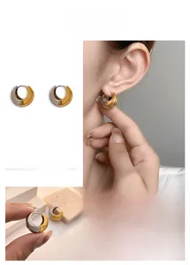 Macro di orecchini a mezzaluna minimalisti con design bicolore oro e argento lucido