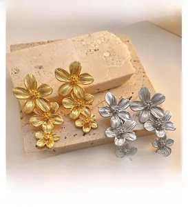 Vue détaillée de boucles d'oreilles fleurs plaquées or 18K sur pierre naturelle