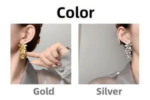 Comparaison détaillée de boucles d'oreilles fleurs à trois couches en or et argent