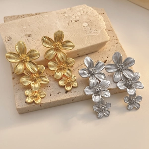 Boucles d'oreilles fleurs à pompons plaquées or 18 carats avec pétales texturés dorés et argentés