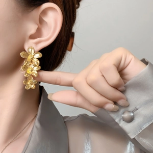 Boucles D'Oreilles Fleurs Pendantes Pétales Brossés Cuivre Plaqué Or 18K Avec Tige En Argent Sterling 925 Bijoux