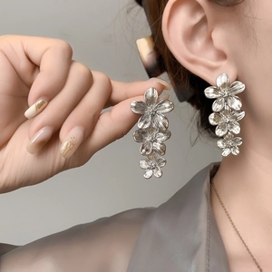 Boucles d'oreilles pendantes fleurs triple épaisseur plaqué or 18K texture brossée