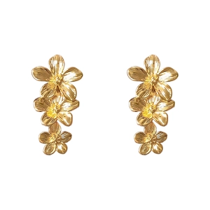 Boucles d'oreilles pendantes fleurs triple en plaqué or 18K avec pétales texturés