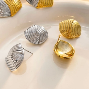 Elegante fächerförmige Ohrstecker in Gold und Silber mit plissierter Textur