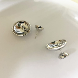 Orecchini a perno a semisfera in argento lucido con design minimalista a specchio