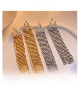 Détail macro de boucles d'oreilles vintage à franges plaquées or 18K et pierres zircon