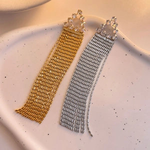 Vue détaillée des boucles d'oreilles vintage avec plaquage or 18K et pierres de zircon