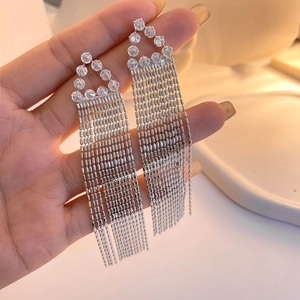 Boucles d'oreilles longues à pampilles avec cœur en zircon doré à l'or fin 18K