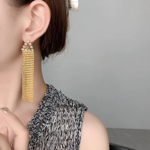 Boucles d'oreilles vintage à pampilles longues plaquées or 18K et zircons sur mannequin