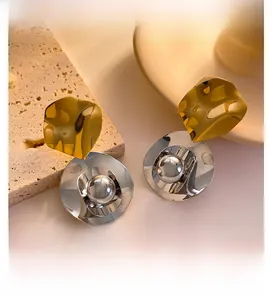 Détails des boucles d'oreilles irrégulières en métal bicolore plaqué or 18 carats