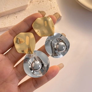 Boucles d'oreilles pendantes modernes bicolores or et argent aux formes irrégulières