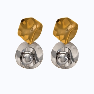 Boucles d'oreilles artistiques bicolores or et argent avec textures géométriques martelées