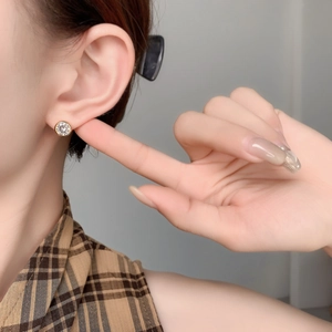 Minimalistische vergoldete runde Ohrstecker mit großen glänzenden Zirkonia-Steinen