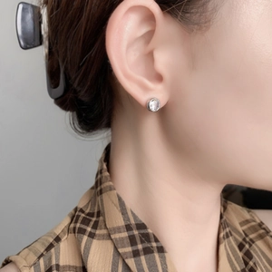 Minimalistischer runder Ohrstecker mit großem Zirkonia und Silber-Finish am Ohr