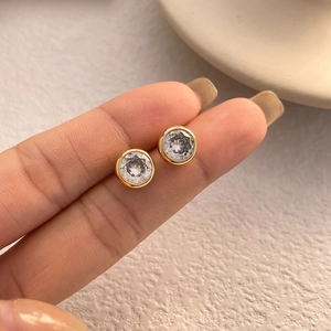 Elegante vergoldete runde Ohrstecker mit einem großen Zirkonia-Stein im Brillantschliff