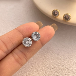 Nahaufnahme eleganter vergoldeter Ohrstecker mit großen funkelnden Zirkonia im Rundschliff