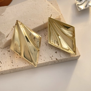 Geometric gold-plated rhombus earrings with a modern pleated texture and luxury finish