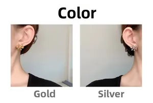 Vue détaillée des boucles d'oreilles fleur flocon en or et argent portées à l'oreille