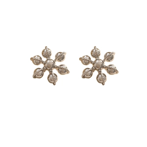 Boucles d'oreilles fleurs plaquées or avec centre sphérique et pétales texturés