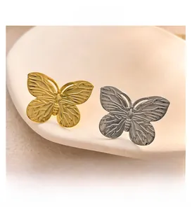 Detail von 18K Gold und Silber Schmetterlingsohrringen mit Vintage-Metalltextur-Gravur