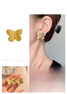 Details von 18K vergoldeten Schmetterlingssteckern mit Vintage-Flügeltextur in Gold und Silber