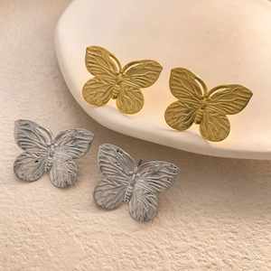 Detail von Schmetterlings-Ohrsteckern mit 18K Gold- und Silber-Finish und Flügelstruktur