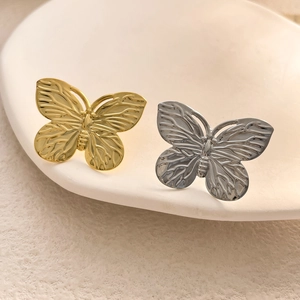 Elegante 18K vergoldete und versilberte Schmetterlingsohrringe mit feiner Flügelstruktur