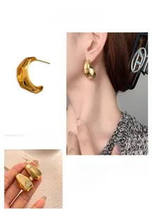 Détail de boucles d'oreilles en métal liquide doré poli portées par un mannequin