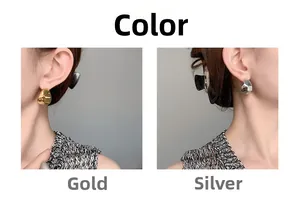 Gros plan sur des boucles d'oreilles créoles en forme de croissant dorées et argentées