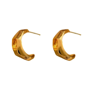 Boucles d'oreilles C dorées élégantes avec texture liquide fondue pour un look luxueux