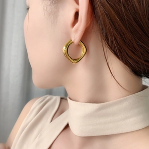 Boucles d'oreilles créoles géométriques carrées plaquées or avec finition miroir polie