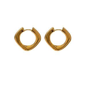 Gros plan détaillé de boucles d'oreilles carrées dorées avec finition miroir polie