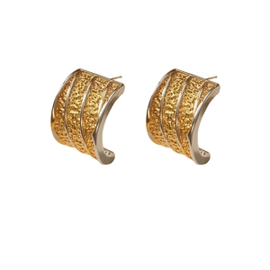 Lava texture C-shaped two-tone gold and silver earrings with hammered metal finish