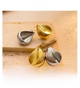 Detailansicht der Tropfenohrringe mit poliertem 18K Gold- und Silber-Finish