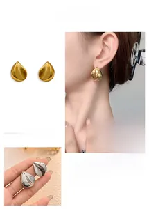 Detailaufnahme tropfenförmiger 18K vergoldeter und silberner minimalistischer Ohrstecker