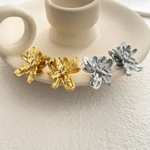 Exquisite flower stud earrings in gold and silver plating with zircon center in elegant display