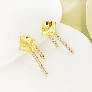 Elegante goldene Quastenohrringe mit quadratischen Steckern und funkelnden Zirkonkette
