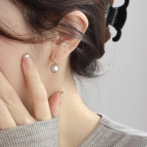 Elegant gold drop earrings with lustrous grey round pearls for a minimalist women's look