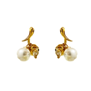 Elegant 18K gold plated pearl earrings with heart shaped zircon in a minimalist design