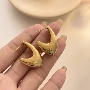 Modern hollow hook-shaped thick hoop earrings in 18k gold-plated minimalist design