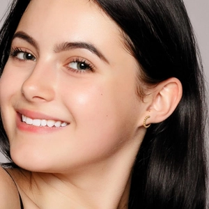 Boucles d'oreilles créoles perlées dorées minimalistes avec un design circulaire