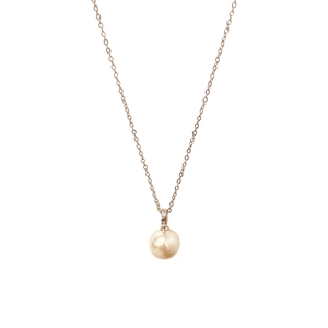Collier élégant en or rose avec perle blanche ronde et accents de cristaux scintillants