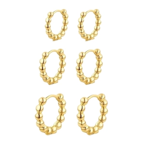 Trois paires de boucles d'oreilles créoles perlées dorées au design géométrique épuré