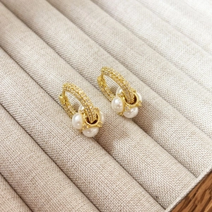 Boucles d'oreilles dorées en U avec pavé de zircons et trois perles blanches