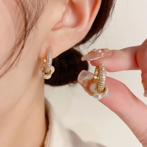 Boucles d'oreilles géométriques en zircons et perles avec finition dorée de luxe